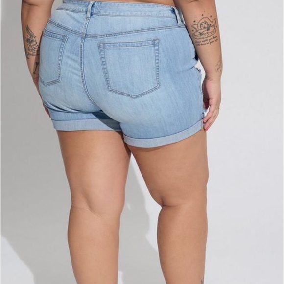 *Torrid Mid Rise 5 inch inseam Vintage stretch Denim Shorts Size 24 - Picture 2 of 3